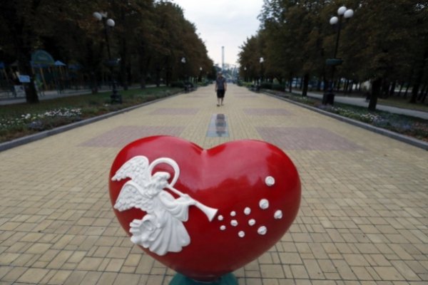 Безлюдний Донецьк: через обстріли люди не виходять на вулиці. ФОТО