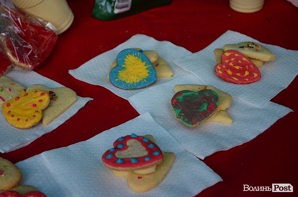 У центрі Луцька закоханих фотографували, тестували і годували печивом. ФОТО