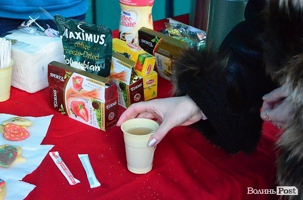 У центрі Луцька закоханих фотографували, тестували і годували печивом. ФОТО