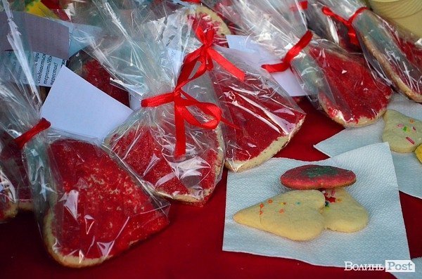 У центрі Луцька закоханих фотографували, тестували і годували печивом. ФОТО