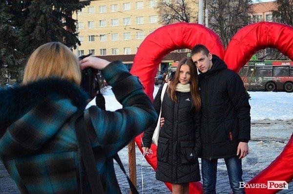 У центрі Луцька закоханих фотографували, тестували і годували печивом. ФОТО