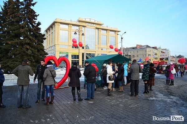 У центрі Луцька закоханих фотографували, тестували і годували печивом. ФОТО