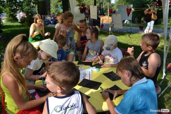 У Луцьку на фестивалі дітей вчили збирати сміття та їсти бездріжджевий хліб