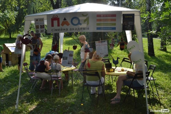 У Луцьку на фестивалі дітей вчили збирати сміття та їсти бездріжджевий хліб