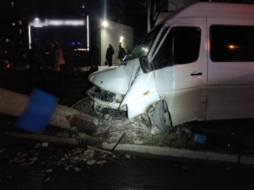 У Запоріжжі маршрутка влетіла у стовп: травмувалися 14 пасажирів. ФОТО