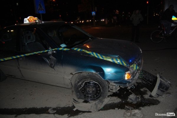 Ніж до горла: у Луцьку чоловік зі зброєю викрав таксі і влаштував аварію. ФОТО