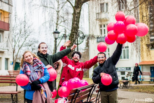 Сердечково-квітковий бум на День Валентина у центрі Луцька. ФОТО