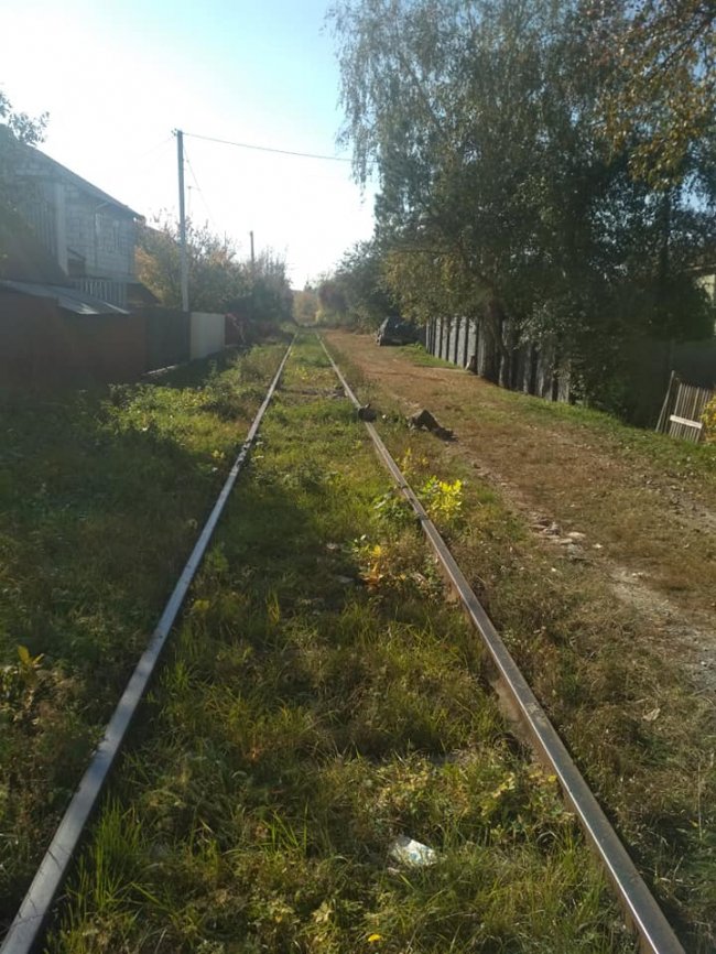 У Луцьку дідусь приліг відпочити на залізничну колію. ФОТО