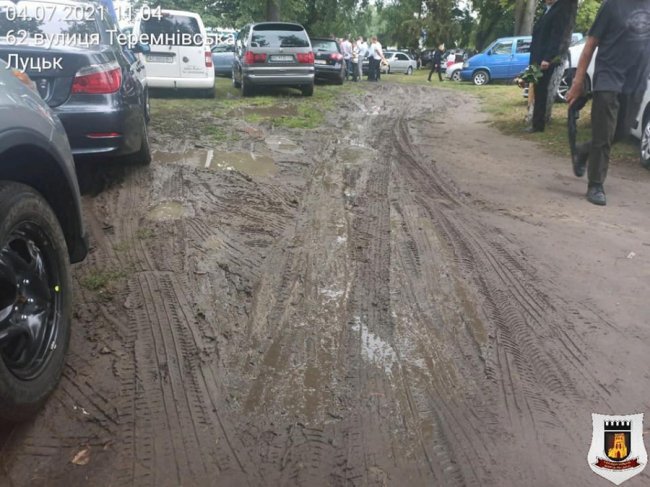 Водії перетворили зелену зону біля Теремнівських ставків на місиво. ФОТО, ВІДЕО