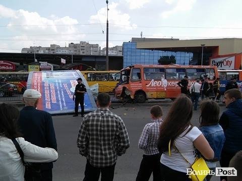 У Луцьку маршрутка врізалася в білборд. Приблизно 10 потерпілих. ФОТО.ОНОВЛЮЄТЬСЯ