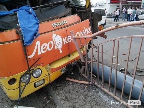 У Луцьку маршрутка врізалася в білборд. Приблизно 10 потерпілих. ФОТО.ОНОВЛЮЄТЬСЯ