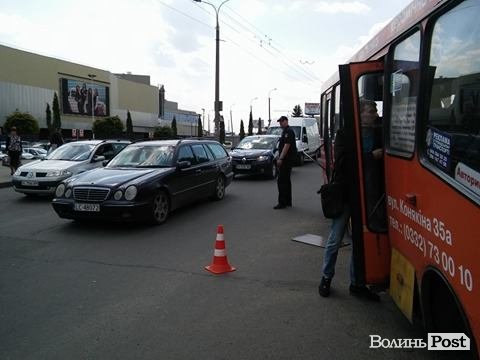 У Луцьку маршрутка врізалася в білборд. Приблизно 10 потерпілих. ФОТО.ОНОВЛЮЄТЬСЯ