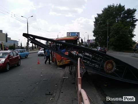 У Луцьку маршрутка врізалася в білборд. Приблизно 10 потерпілих. ФОТО.ОНОВЛЮЄТЬСЯ