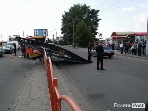 У Луцьку маршрутка врізалася в білборд. Приблизно 10 потерпілих. ФОТО.ОНОВЛЮЄТЬСЯ