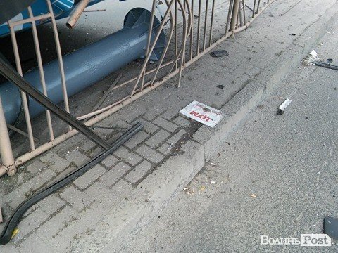 У Луцьку маршрутка врізалася в білборд. Приблизно 10 потерпілих. ФОТО.ОНОВЛЮЄТЬСЯ