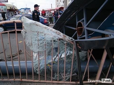 У Луцьку маршрутка врізалася в білборд. Приблизно 10 потерпілих. ФОТО.ОНОВЛЮЄТЬСЯ