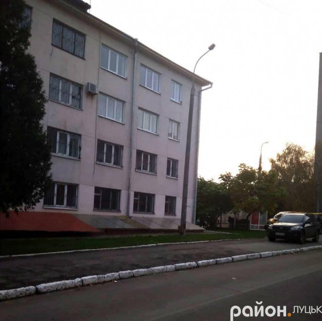 «Автохами» перегородили тротуари біля університету в Луцьку