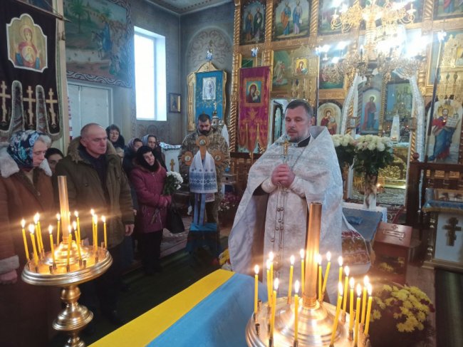 Волиняни навколішки прощалися із Героєм Василем Саливончиком