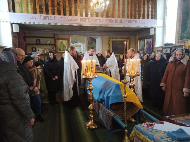 Волиняни навколішки прощалися із Героєм Василем Саливончиком