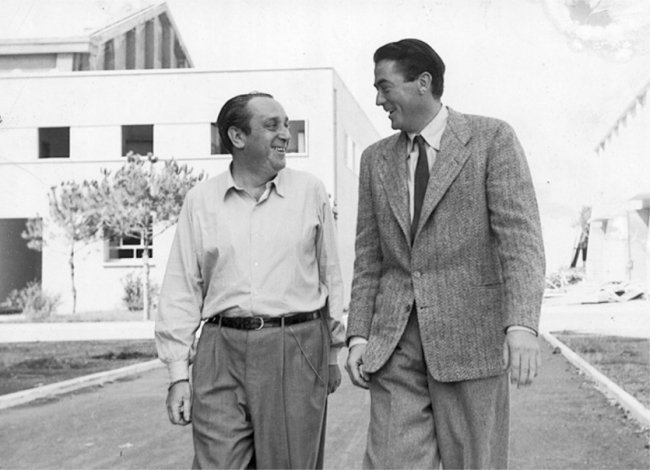 Михайло Вашинський та актор Грегорі Пек під час зйомок «Римських канікул»