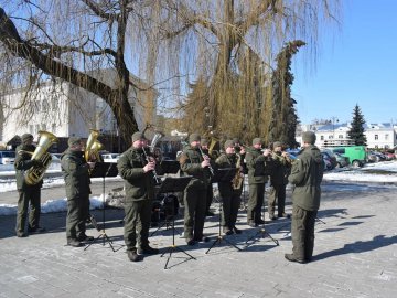 Луцькі нацгвардійці оркестром агітували майбутніх контрактників