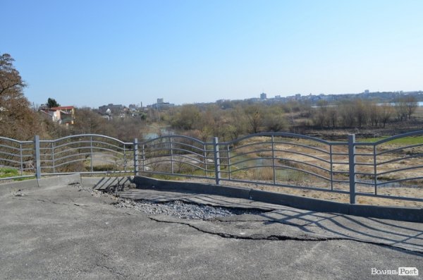 На оглядовому майданчику «Панорама Луцька» «зліз» асфальт. ФОТО 