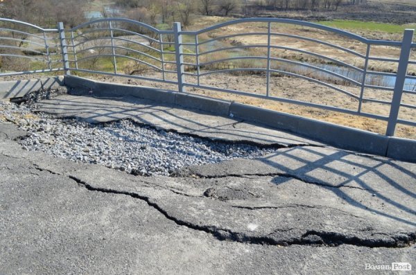 На оглядовому майданчику «Панорама Луцька» «зліз» асфальт. ФОТО 