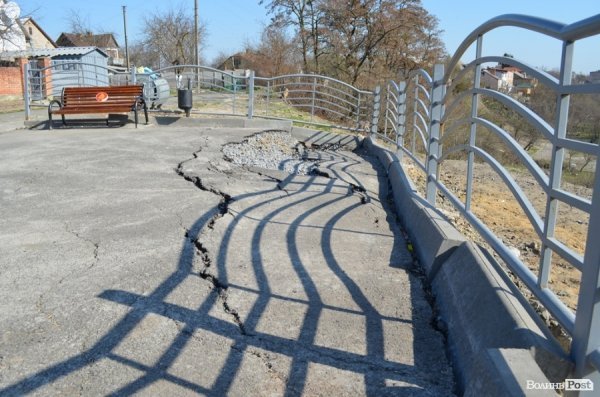На оглядовому майданчику «Панорама Луцька» «зліз» асфальт. ФОТО 