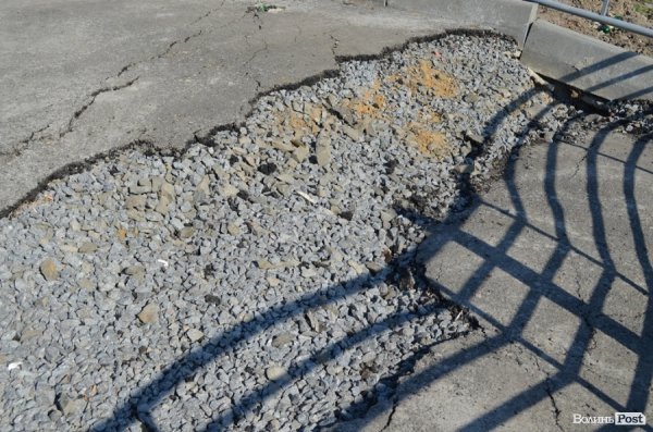 На оглядовому майданчику «Панорама Луцька» «зліз» асфальт. ФОТО 