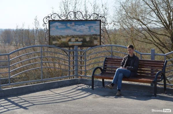 На оглядовому майданчику «Панорама Луцька» «зліз» асфальт. ФОТО 