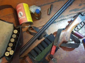 У волинянина вдома під час обшуку знайшли зброю, набої та банку з порохом. ФОТО