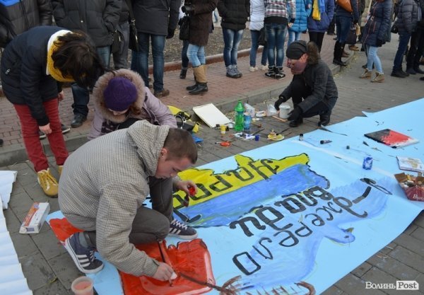 На луцькому Євромайдані – акція художників. ФОТО