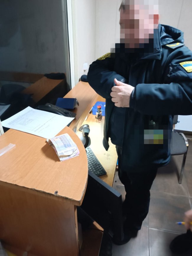 100 тисяч за зміну: на Волині митника затримали на хабарі. ФОТО