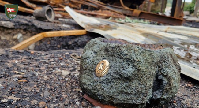 Воїни 14 ОМБр пофарбували у синьо-жовтий знак при в'їзді у звільнений Куп'янськ. ФОТО