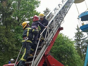 Рятувальники зняли з «чортового колеса» у Луцьку 6 дітей і 6 дорослих