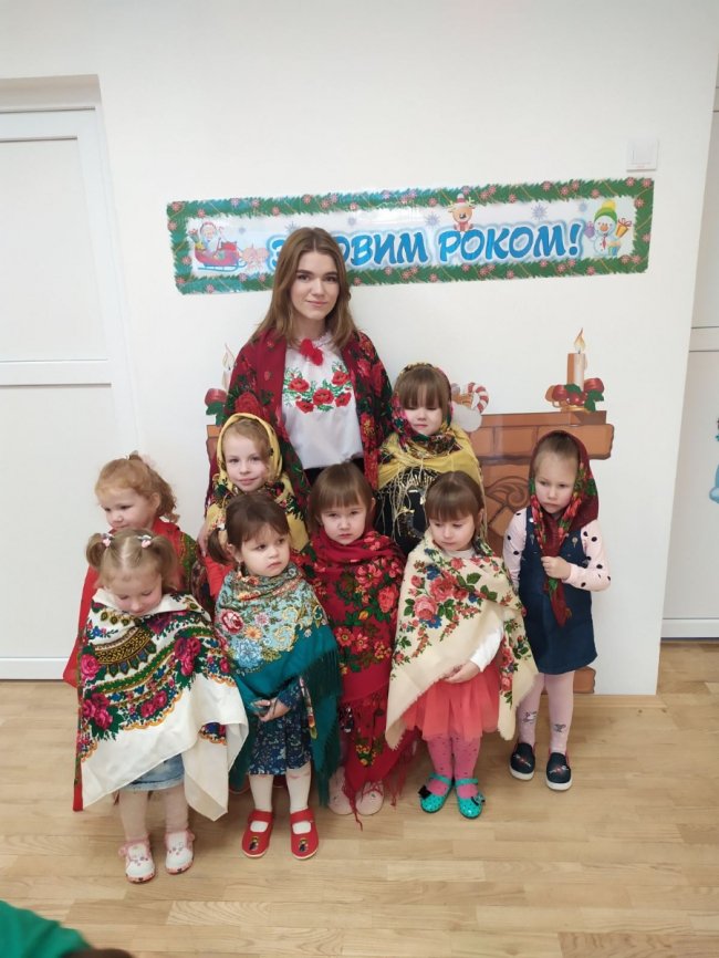 Волинянки приєдналися до флешмобу «Зроби фото з хусткою». ФОТО, ВІДЕО