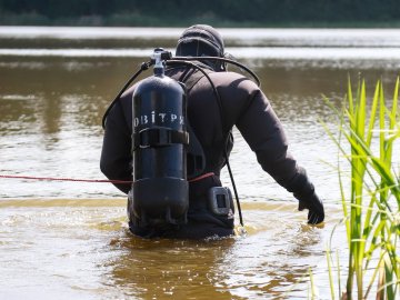Як на Волині водолази обстежують місця для купання і що знаходять на дні. ВІДЕО