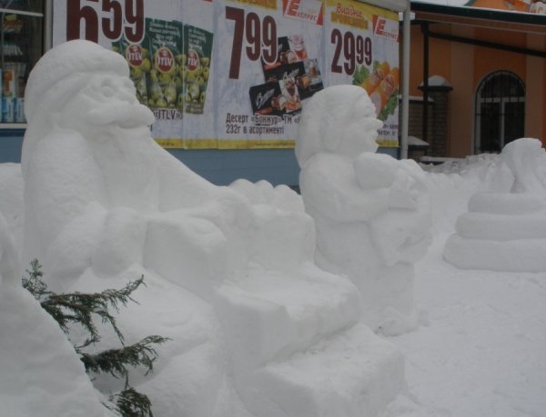 У Луцьку зі снігу зліпили казкове містечко. ФОТО   