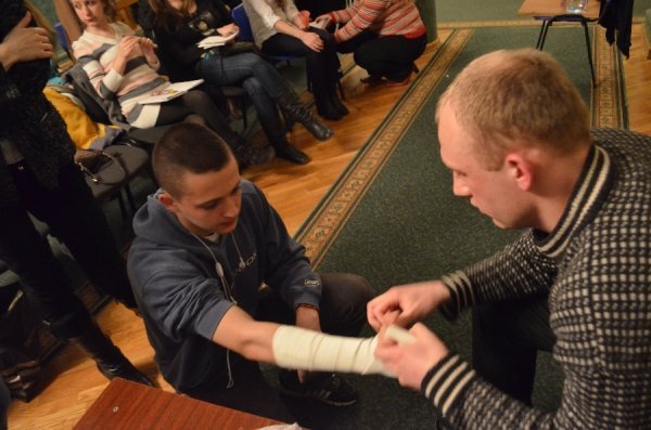  У Луцьку «Правий сектор» влаштував медичні навчання. ФОТО