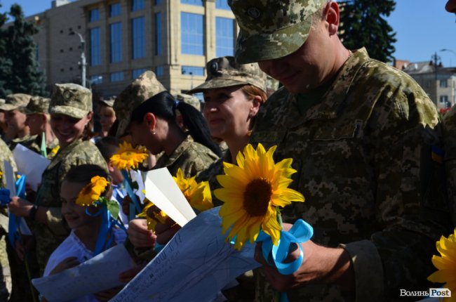 «Вітаємо вдома»:  Луцьк зустрів військових авіаторів. ФОТО