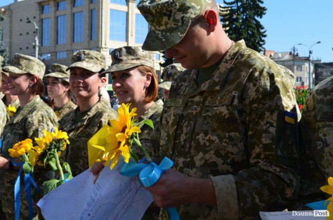 «Вітаємо вдома»:  Луцьк зустрів військових авіаторів. ФОТО