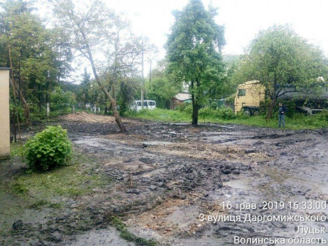 У Луцьку муніципали знесли незаконно встановлені халабуди