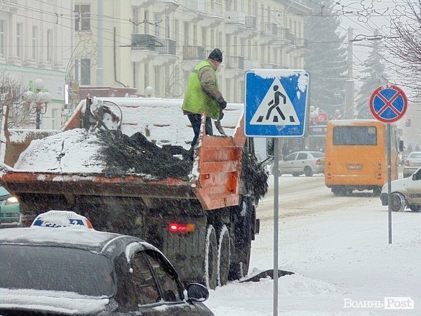 Луцьк засипало снігом. ФОТО