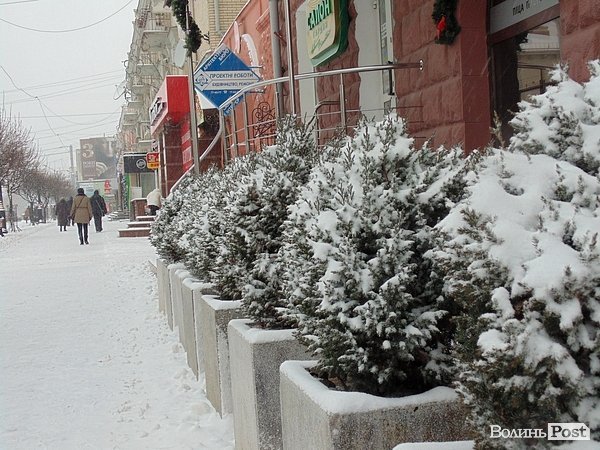 Луцьк засипало снігом. ФОТО