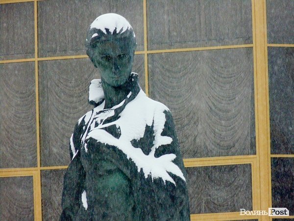 Луцьк засипало снігом. ФОТО