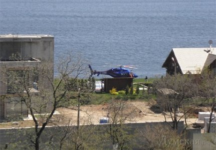 Регіонал літає вертольотом на приватний пляж. ФОТО