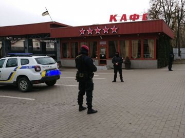 Чому на луцькій автомийці – знову купа силовиків. ФОТО