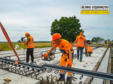 На Волині відновлюють міст через осушувальну систему: водіїв попереджають про тимчасовий об’їзд.ФОТО