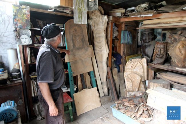 Наче луцький «Будинок з химерами»: скульптор з Володимира дає дереву «друге життя». ФОТО