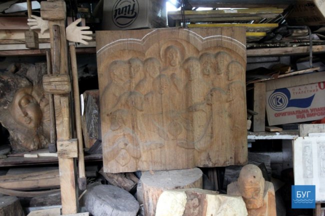 Наче луцький «Будинок з химерами»: скульптор з Володимира дає дереву «друге життя». ФОТО